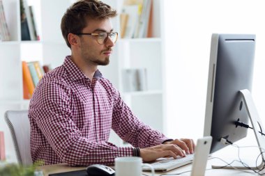 Onun laptop kullanma office yakışıklı genç işadamı.