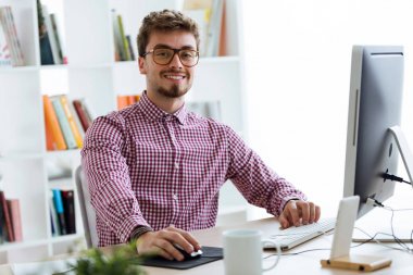 Onun laptop kullanma office yakışıklı genç işadamı.