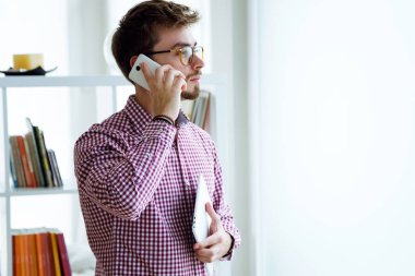 Yakışıklı genç işadamı cep telefonunu kullanma office.