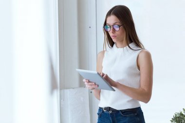 İş genç kadını ofiste onun dijital tablet kullanma.