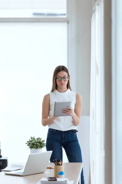 Бізнес молода жінка використовує свій цифровий планшет в офісі . — стокове фото