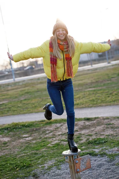 Beautiful young woman enjoying nature in the park. — Stock Photo, Image