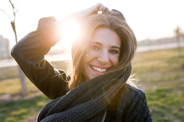 Mooie jonge vrouw kijken camera in het park. — Stockfoto