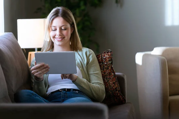 Güzel genç kadın onun dijital tablet evde kullanma. — Stok fotoğraf