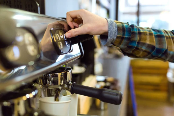 Camarera haciendo café usando una máquina profesional en una cafetería . —  Fotos de Stock