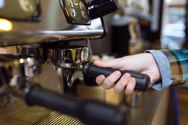 Serveuse faisant du café à l'aide d'une machine professionnelle dans un café . — Photo