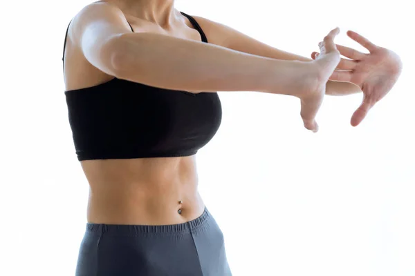 Deportiva joven haciendo abdominales hipopresivos interior . — Foto de Stock