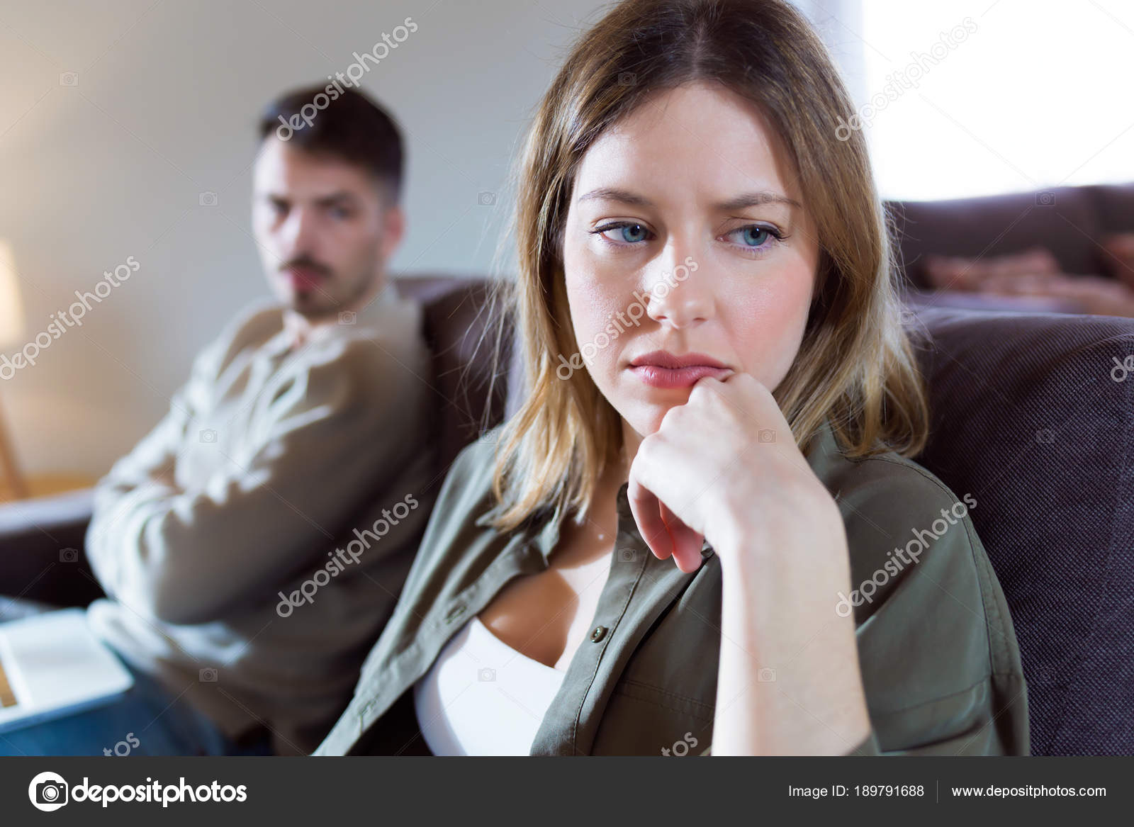 Актриса ищу мужа. Неверная жена. Жена в тайне подрабатывает. Мужчина шепчет на ухо женщине. Реальные фото изменяющих жен.