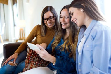 Üç mutlu güzel kadın Smartphone evde kullanma.