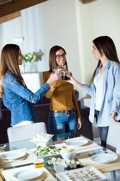 3 つの美しい若い女性白と自宅を食べながら乾杯. — ストック写真