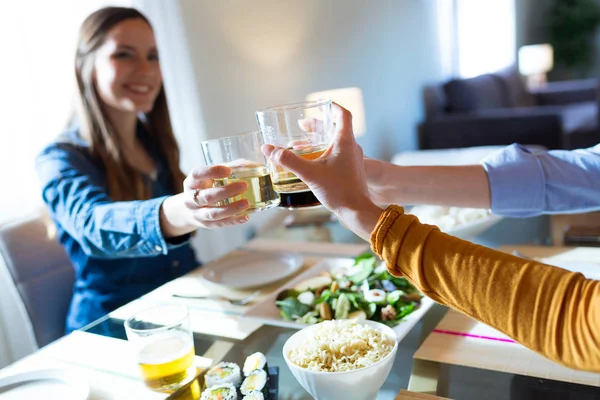 Tre bella giovane donna brindare con bianco mentre si mangia a casa . — Foto Stock