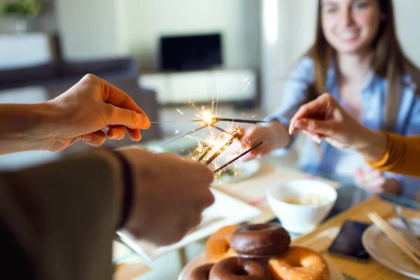 友達の家で彼女の誕生日を祝うと美しい幸せな若い女. — ストック写真