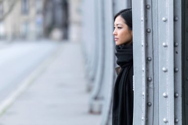 Pretty Asya genç kadın yan sokakta arıyor.