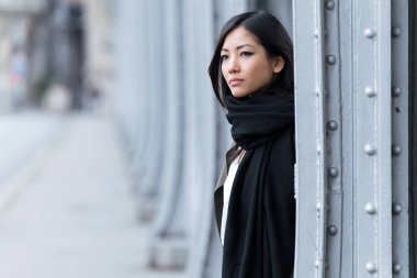 Pretty Asya genç kadın yan sokakta arıyor.