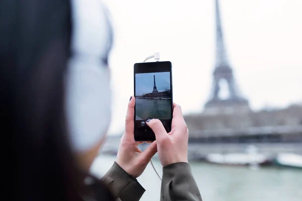 Vista posterior de la mujer tomando fotografías de la torre Eiffel desde el río Sena en París, Francia . —  Fotos de Stock