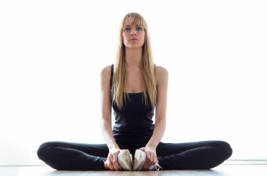 Fizyo odasında fizyoterapi oturumu sırasında egzersiz yaparak hasta.