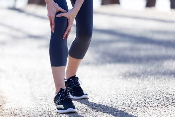 Passform och sportig ung kvinna med bensmärta i skogen. — Stockfoto