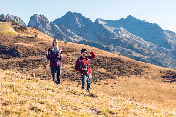Dois caminhantes de viagem com mochila andando enquanto olha a paisagem na montanha . — Fotografia de Stock