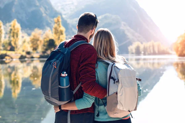 Två resor vandrare i kärlek njuter av naturen medan du tittar på landskapet framför sjön i berget. — Stockfoto