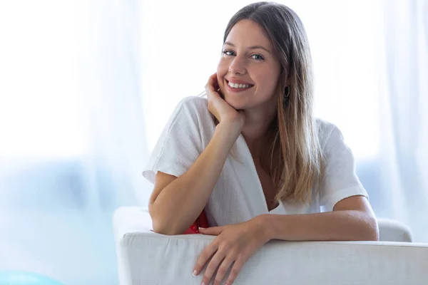 Happy young woman with perfect smile looking at camera at home. — Stock Photo, Image