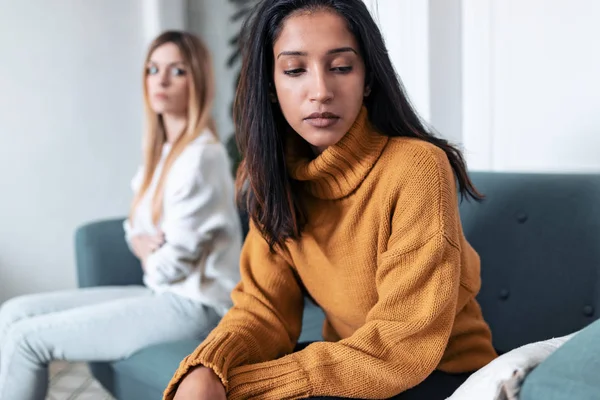 Zwei aufgebrachte Freunde, die nach einem Streit auf dem heimischen Sofa nicht miteinander reden. — Stockfoto