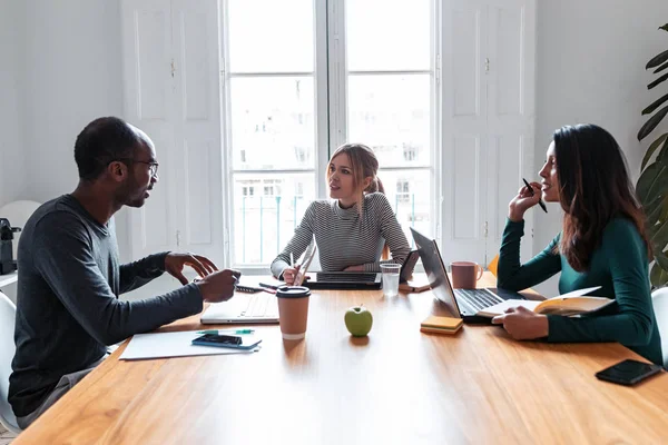 Trois collègues d'affaires travaillent ensemble dans un espace de travail moderne. Concept de brainstorming . — Photo