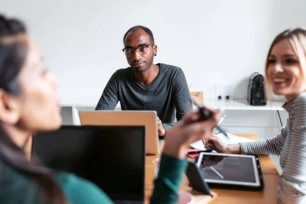 Tres colegas de negocios que trabajan juntos en un espacio de trabajo moderno. Concepto de lluvia de ideas . — Foto de Stock