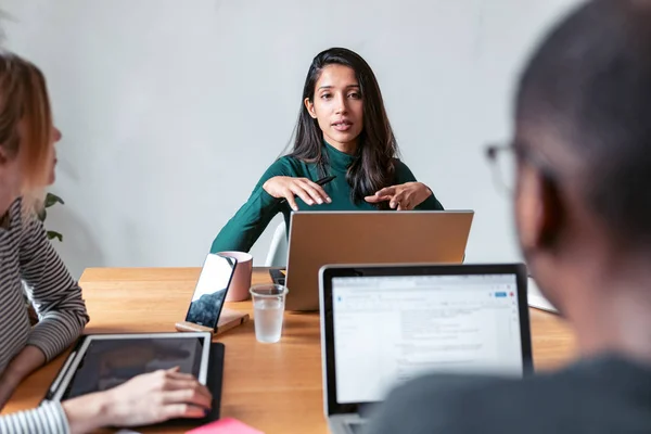 Tres colegas de negocios que trabajan juntos en un espacio de trabajo moderno. Concepto de lluvia de ideas . — Foto de Stock