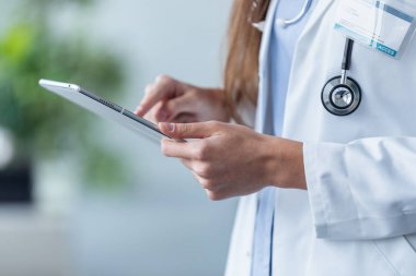 Kadın doktor ofisinde onu dijital tablet kullanma.