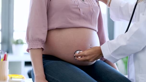 Γυναίκα γυναικολόγος ελέγχει την καρδιά του μωρού της εγκύου ασθενούς στην κλινική. — Αρχείο Βίντεο