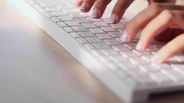 Les mains de la femme utilisant le clavier de l'ordinateur dans le bureau .