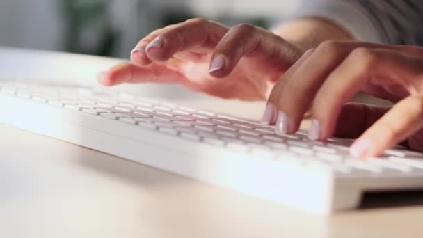 Kvinnans händer med hjälp av datorns tangentbord på kontoret. — Stockvideo