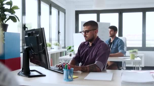 現代のスタートアップオフィスでコンピュータを操作するソフトウェア開発者. — ストック動画