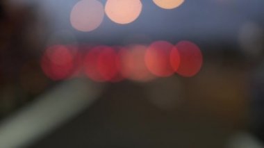 Şehrin sokaklarında gece vakti odaksız araba ışıklarının parlaklığı. Soyut kavram.
