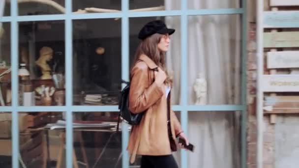 Vidéo Jolie Jeune Femme Marchant Tout Tenant Son Téléphone Portable — Video