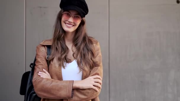 Vídeo Mulher Bonita Olhando Para Câmera Enquanto Posando Rua — Vídeo de Stock