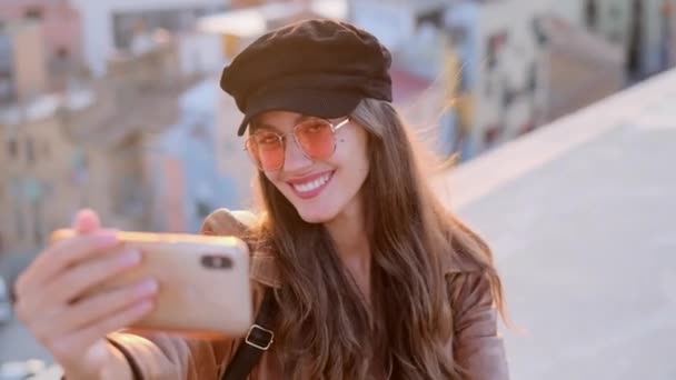Video Bella Giovane Donna Che Selfie Mentre Seduta Sul Tetto — Video Stock
