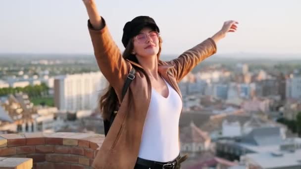 Video Pretty Young Woman Enjoying Time Sunset While Standing Rooftop — ストック動画