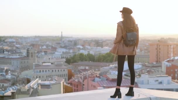 Відео Красивої Молодої Жінки Дивлячись Міський Пейзаж Стоячи Даху — стокове відео
