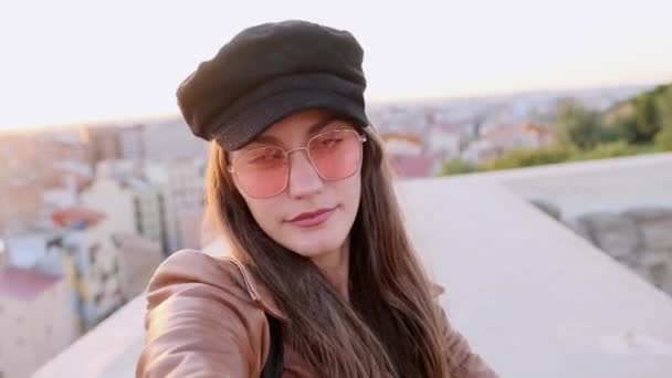 Video Von Hübscher Junger Frau Die Ein Selfie Macht Während — Stockvideo