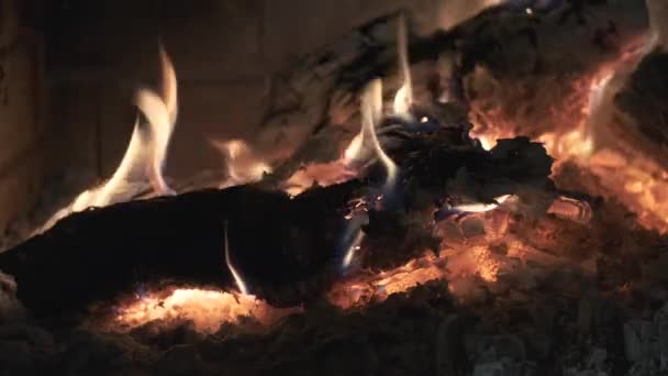 Gros plan d'un feu chaud et chaleureux dans une cheminée en brique . 