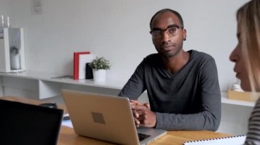 Modern çalışma alanında birlikte çalışan üç iş arkadaşı videosu. Beyin fırtınası konsepti.