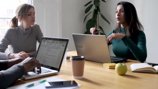 Vídeo Três Colegas Negócios Trabalhando Juntos Espaço Trabalho Moderno Conceito — Vídeo de Stock