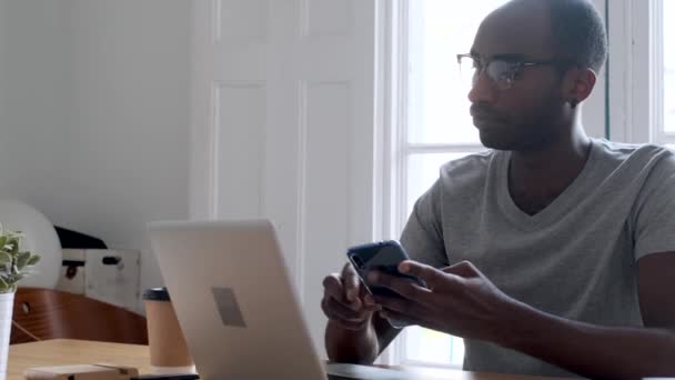 Βίντεο Του Μαύρου Νεαρού Επιχειρηματία Που Εργάζεται Smartphone Και Πίνοντας — Αρχείο Βίντεο