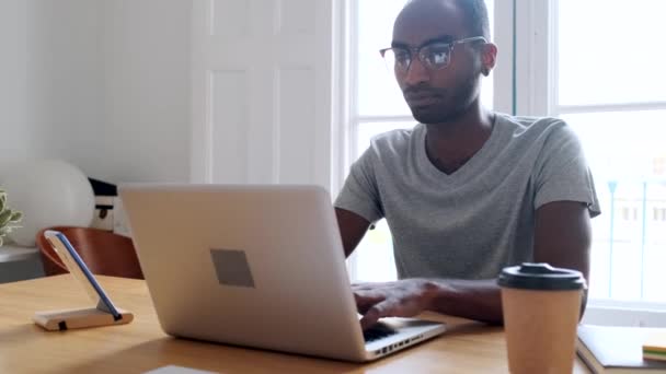 Vídeo Concentrado Jovem Homem Negócios Preto Trabalhando Com Laptop Escritório — Vídeo de Stock