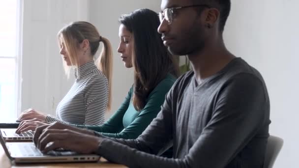 Videó Koncentrált Alkalmazottak Soráról Akik Laptopokkal Dolgoznak Coworking Place — Stock videók