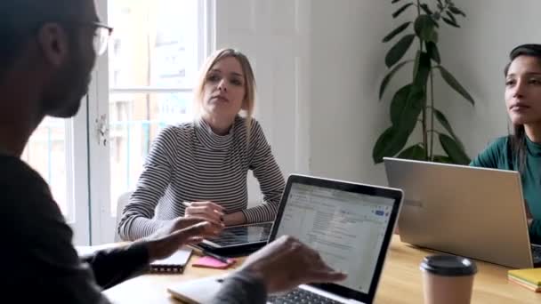 Vídeo Três Colegas Negócios Trabalhando Juntos Espaço Trabalho Moderno Conceito — Vídeo de Stock