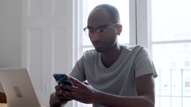 Video Černošky Mladý Podnikatel Pomocí Svého Mobilního Telefonu Při Práci — Stock video