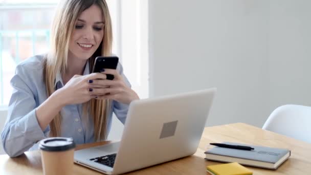 Video Smiling Young Business Woman Using Her Smartphone While Working — 비디오