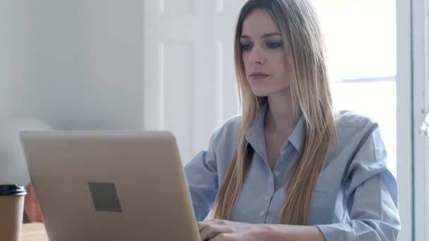 Видео Концентрированной Молодой Бизнес Женщины Работающей Ноутбуком Столе Офисе — стоковое видео